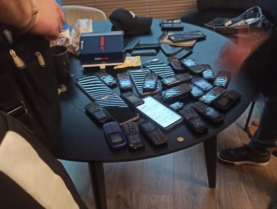 Seryjnie oszukiwał ludzi w internecie. Znaleźli u niego 56 telefonów i blisko 200 kart SIM Seryjnie oszukiwał ludzi w internecie. Znaleźli u niego 56 telefonów i blisko 200 kart SIM