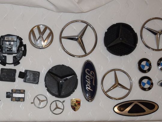 Seryjnie zrywał emblematy samochodowe. 38-letni złodziej został tymczasowo aresztowany