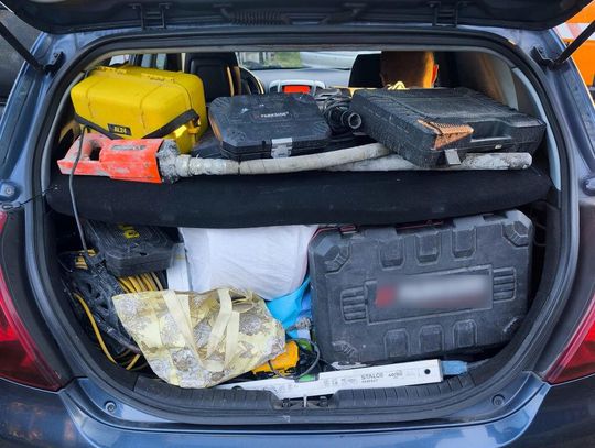 Seryjny włamywacz zatrzymany. Okradał domy w budowie, odpowie też za zniszczenie nagrobka