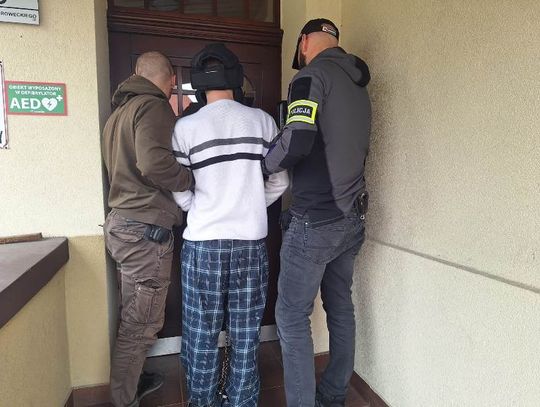Seryjny złodziej w areszcie. Podczas zatrzymania szarpał policjantów, musieli użyć siły