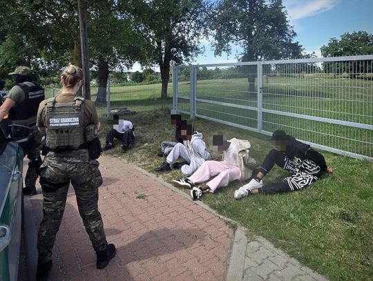 Sfałszowane prawo jazdy i zarzuty za organizowanie przerzutu. Obywatel Ukrainy przemycał migrantów