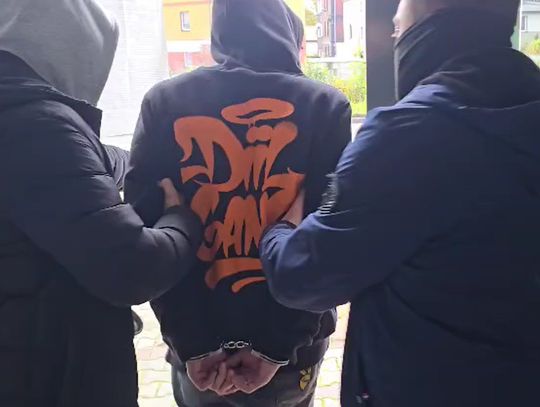 Siedem kilogramów narkotyków, maczety, broń i szable. Policjanci zatrzymali dwóch mężczyzn i kobietę