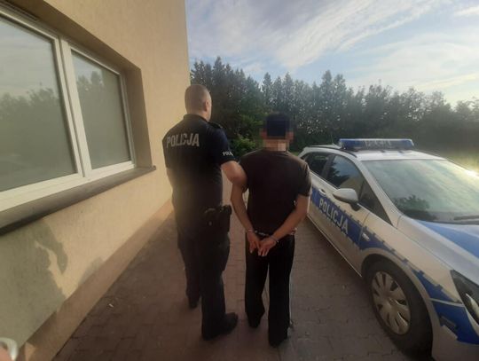 Siedział bez koszulki w zaparkowanym aucie. Policjanci znaleźli przy nim sporo narkotyków