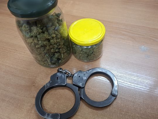 Siedział na podłodze w piwnicy i ściskał słoiki z ziołem. Teraz posiedzi w areszcie