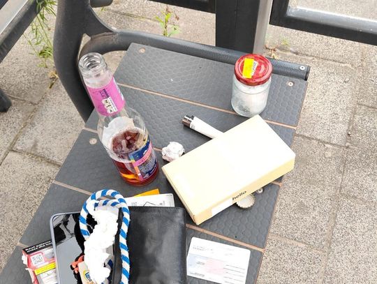 Siedział na przystanku i pił piwko na oczach policji. Miał przy sobie słoik z narkotykami