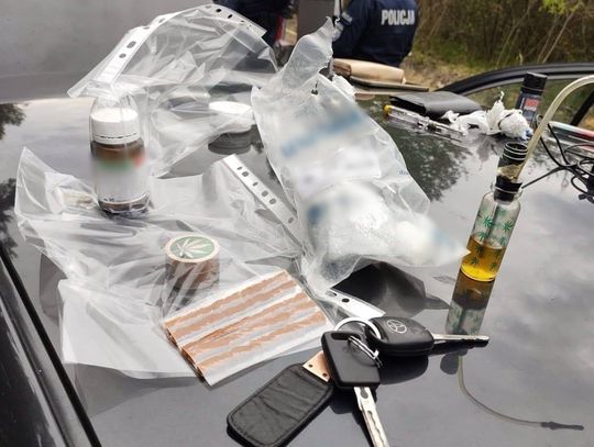 Siedział w aucie, na widok policji nagle ruszył. Miał setkę amfetaminy i odrobinę marihuany. Od razu trafił do więzienia