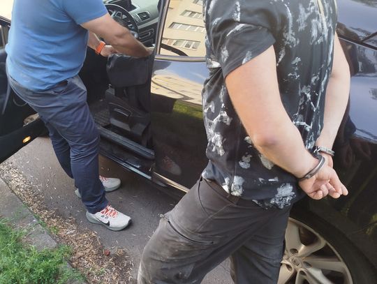 Siedział w samochodzie, ale gdy zobaczył policję, zaczął się nerwowo kręcić. Zioło chował w schowku