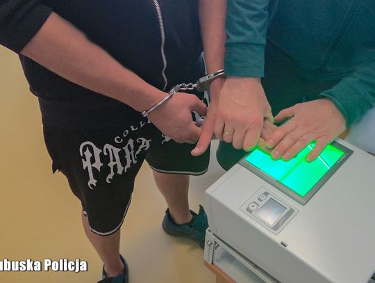 Siedzieli w aucie na miejscówce i zaczęli się nerwowo kręcić na widok policji. Odpowiedzą za posiadanie Siedzieli w aucie na miejscówce i zaczęli się nerwowo kręcić na widok policji. Odpowiedzą za posiadanie