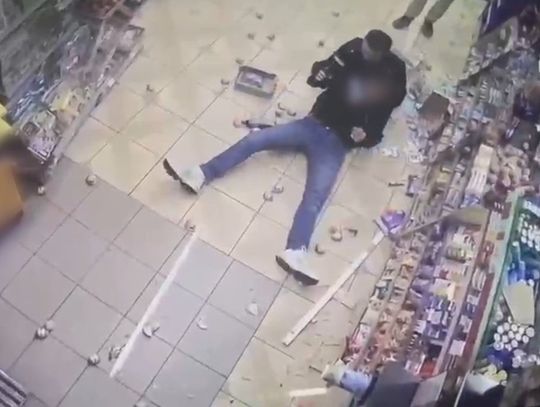 Skakał po samochodach, potem demolował sklep. Policjant obezwładnił pijanego 29-latka [WIDEO]