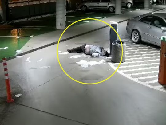 Skakał po świetliku i świetlik nie wytrzymał. Mężczyzna spadł na parking podziemny. WIDEO