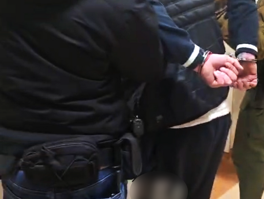 Skazany diler zamiast zgłosić się do więzienia, zmienił wygląd i zaczął się ukrywać. Policjanci zauważyli go na osiedlu
