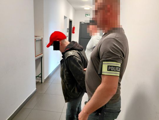 Skazany na więzienie mężczyzna wrócił po latach do Polski. Policjanci przywitali go na lotnisku
