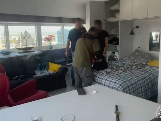 Skazany oszust ukrywał się w apartamencie z widokiem na Warszawę. Policja wpadła, gdy pił poranną kawę