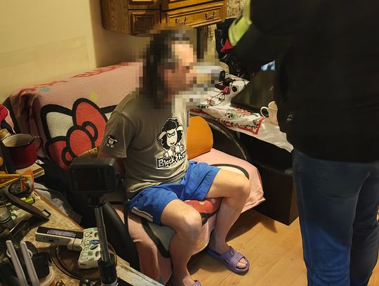 Składał obrzydliwe propozycje 12-latce. Policjanci o 6 rano weszli do mieszkania 40-latka [WIDEO]