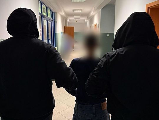 Skoczył na plecy 71-letniej sąsiadki, przewrócił ją i ugryzł. Chciał odebrać pieniądze, które wcześniej jej ukradł