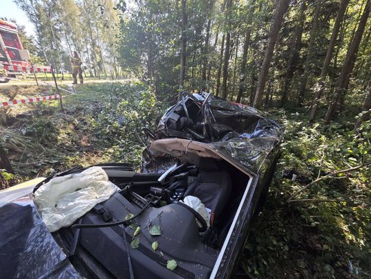 Skoda wypadła z drogi i uderzyła w słup. Zginął pasażer, kierowca został ciężko ranny