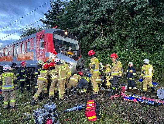 Skoda wypadła z drogi, lądując przed jadącym pociągiem. Dwie osoby zginęły na miejscu, trzy są ranne [FOTO]