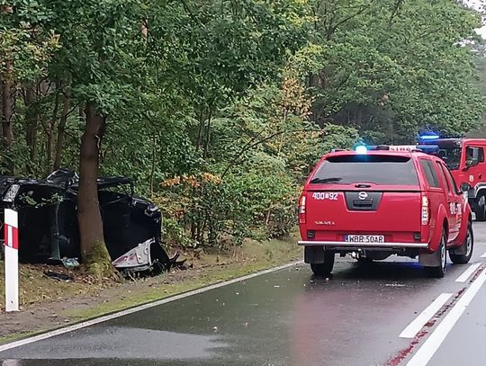 Skoda z czterema osobami wypadła z drogi, dachowała i uderzyła w drzewo. Zginęła 19-letnia pasażerka