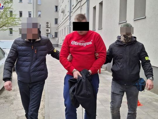 Skok na ćwierć miliona! Fałszywi policjanci w żelowych maskach użyli tasera wobec mężczyzny