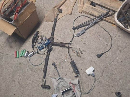 Skonstruował bombę i gromadził amunicję. Mężczyzna odpowie też za groźby