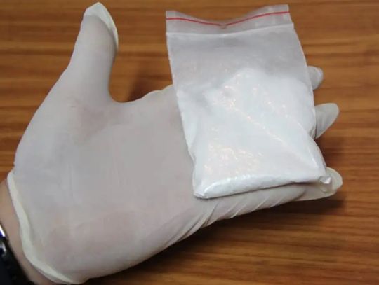 Skopał mężczyznę na przystanku, okradł go, a na koniec... zmusił ofiarę do zażycia amfetaminy