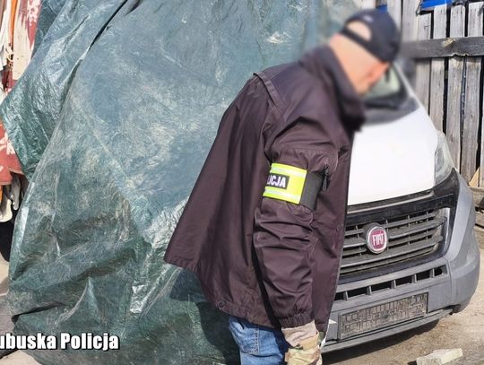 Skradli busa wartego 30 tysięcy i schowali go pod plandeką. Ich tłumaczenie zaskoczyło policjantów