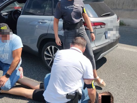 Skradziona Toyota, cudze tablice i trzy zakazy. Policjanci zatrzymali 21-latka