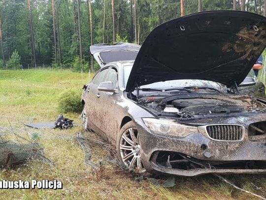 Skradzione BMW odnalazło się rozbite na autostradzie. Kierowca odpowie za paserstwo i narkotyki
