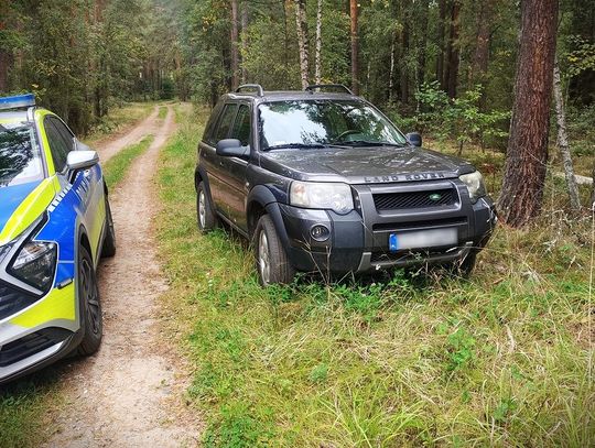 Skradziony Land Rover ukryty w lesie. 51-latek wpadł, gdy próbował go otworzyć