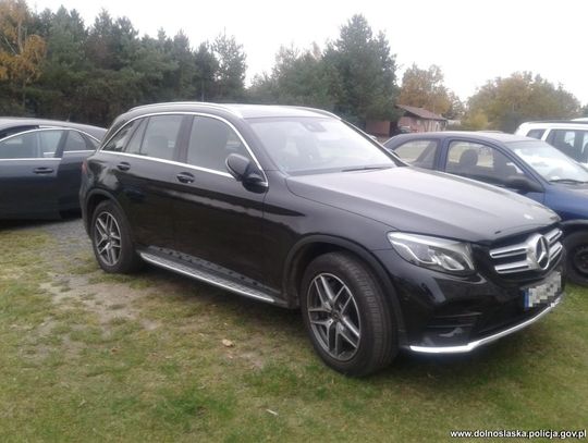 Skradziony mercedes za blisko 200 tysięcy złotych odnaleziony na wiejskim parkingu