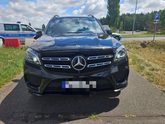 Skradziony mercedes zatrzymany na autostradzie. Kierowca miał zmienione tablice rejestracyjne