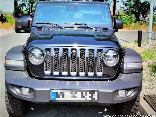 Skradziony w Niemczech jeep stał z nowymi blachami pod polskim hotelem