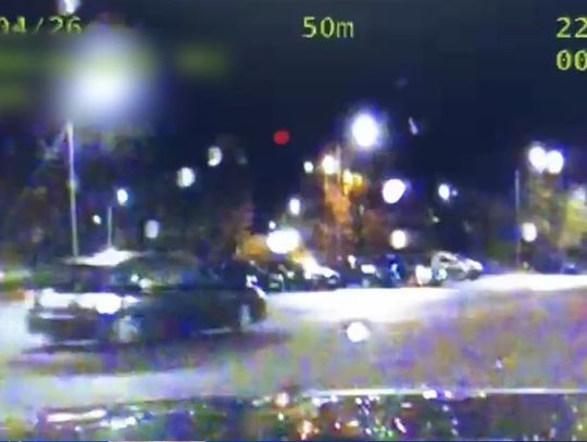 Skrajnie niebezpieczne popisy młodego kierowcy Subaru. Driftował z kolegami w bagażniku