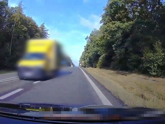 Skrajnie niebezpieczny manewr kierowcy dostawczaka. Jechał pod prąd prosto na czołówkę