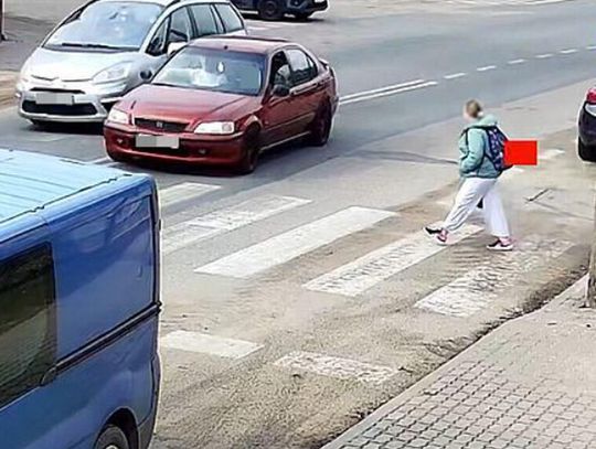 Skrajnie niebezpieczny manewr kierowcy Hondy na przejściu na pieszych. Chciało przez nie przejść dziecko