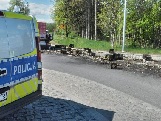 Skrzynki z piwem wypadły z dostawczaka. Kierowca nie zabezpieczył właściwie ładunku