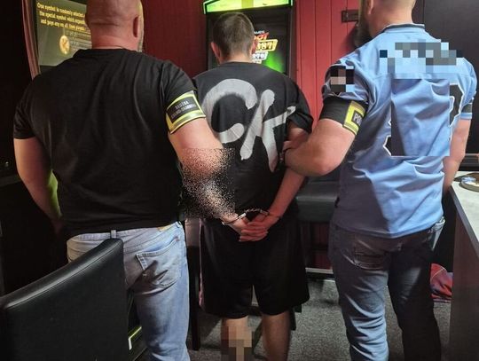 Służby weszły do nielegalnych kasyn w centrum. W jednym z lokali 23-latek poszukiwany przez dwie prokuratury Służby weszły do nielegalnych kasyn w centrum. W jednym z lokali 23-latek poszukiwany przez dwie prokuratury