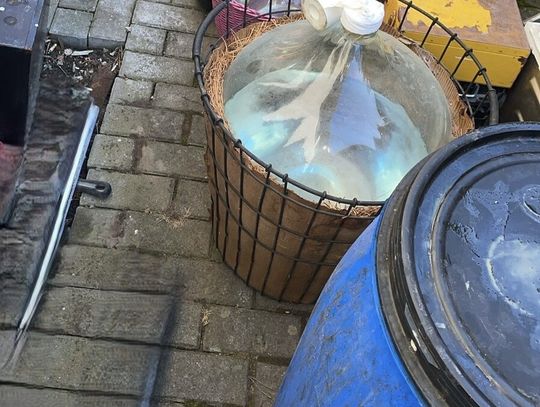 Służby zlikwidowały nielegalną gorzelnię. Przejęto 500 litrów alkoholu i zatrzymano 41-latka
