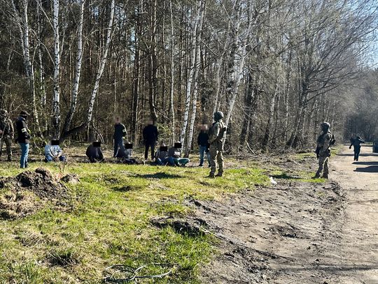 Śmieciowa mafia rozbita. Zakopywali odpady na Mazurach, wpadli na gorącym uczynku Śmieciowa mafia rozbita. Zakopywali odpady na Mazurach, wpadli na gorącym uczynku
