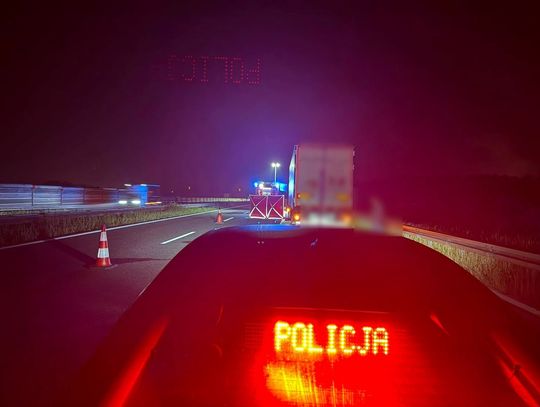 Śmiertelne potrącenie na autostradzie. Kierowca ciężarówki wysiadł z auta po przebiciu opony