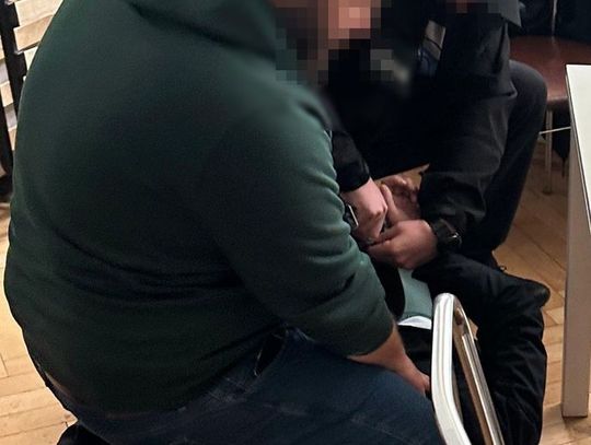 Śmiertelnie pobił człowieka i uciekł z miasta. Policjanci zatrzymali 26-latka na drugim końcu Polski
