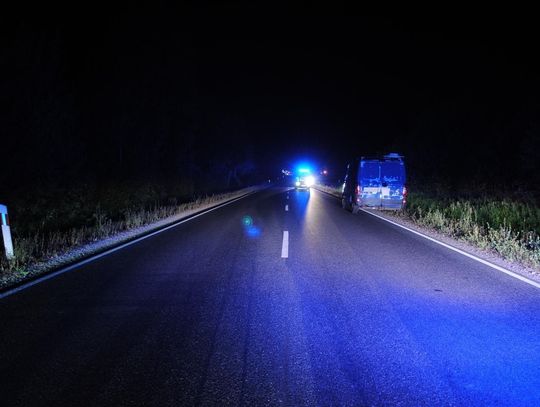 Śmiertelny finał nocnego potrącenia pieszego. 31-latek zginął pod kołami dostawczaka