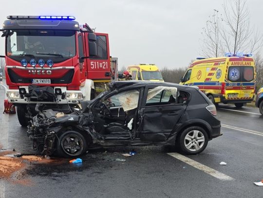 Śmiertelny finał zderzenia opla i autokaru. Zginęła kierująca, która zawracała osobówką