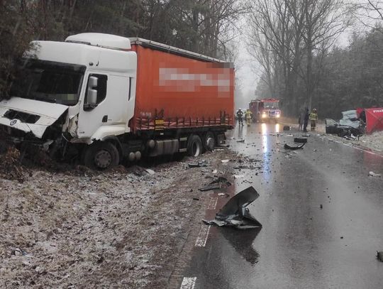 Śmiertelny wypadek 23-latki. Wjechała na czołówkę z tirem