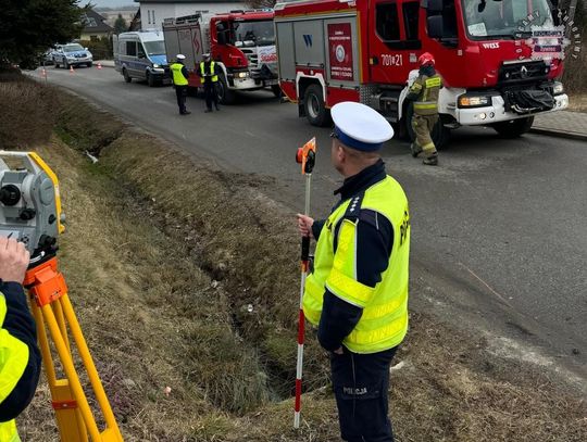 Śmiertelny wypadek młodego mężczyzny. Jego auto po uderzeniu w przepust dachowało [FOTO]