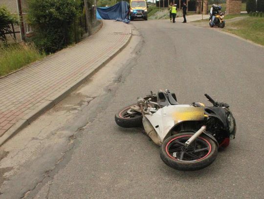 Śmiertelny wypadek młodego motocyklisty. 23-latek najechał na krawężnik i uderzył w ogrodzenie