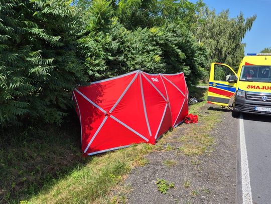 Śmiertelny wypadek motocyklisty. 28-latek wjechał w tył naczepy samochodu ciężarowego