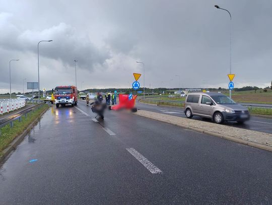 Śmiertelny wypadek motocyklisty. Po zjechaniu z ronda stracił panowanie nad BMW i uderzył w znaki