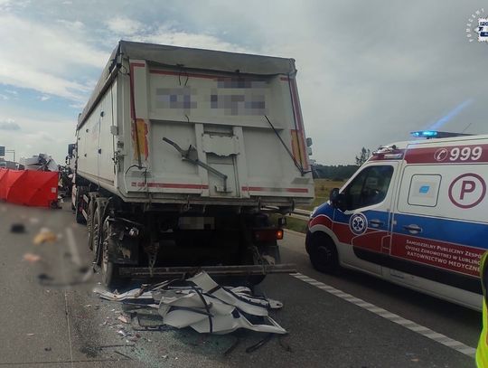 Śmiertelny wypadek na autostradzie A1. Bus wjechał w tył ciężarówki, zginął pasażer [FOTO]