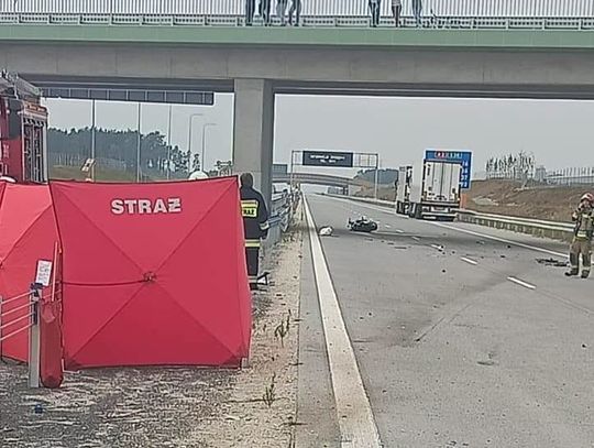 Śmiertelny wypadek na autostradzie A2. Motocyklista uderzył w naczepę tira